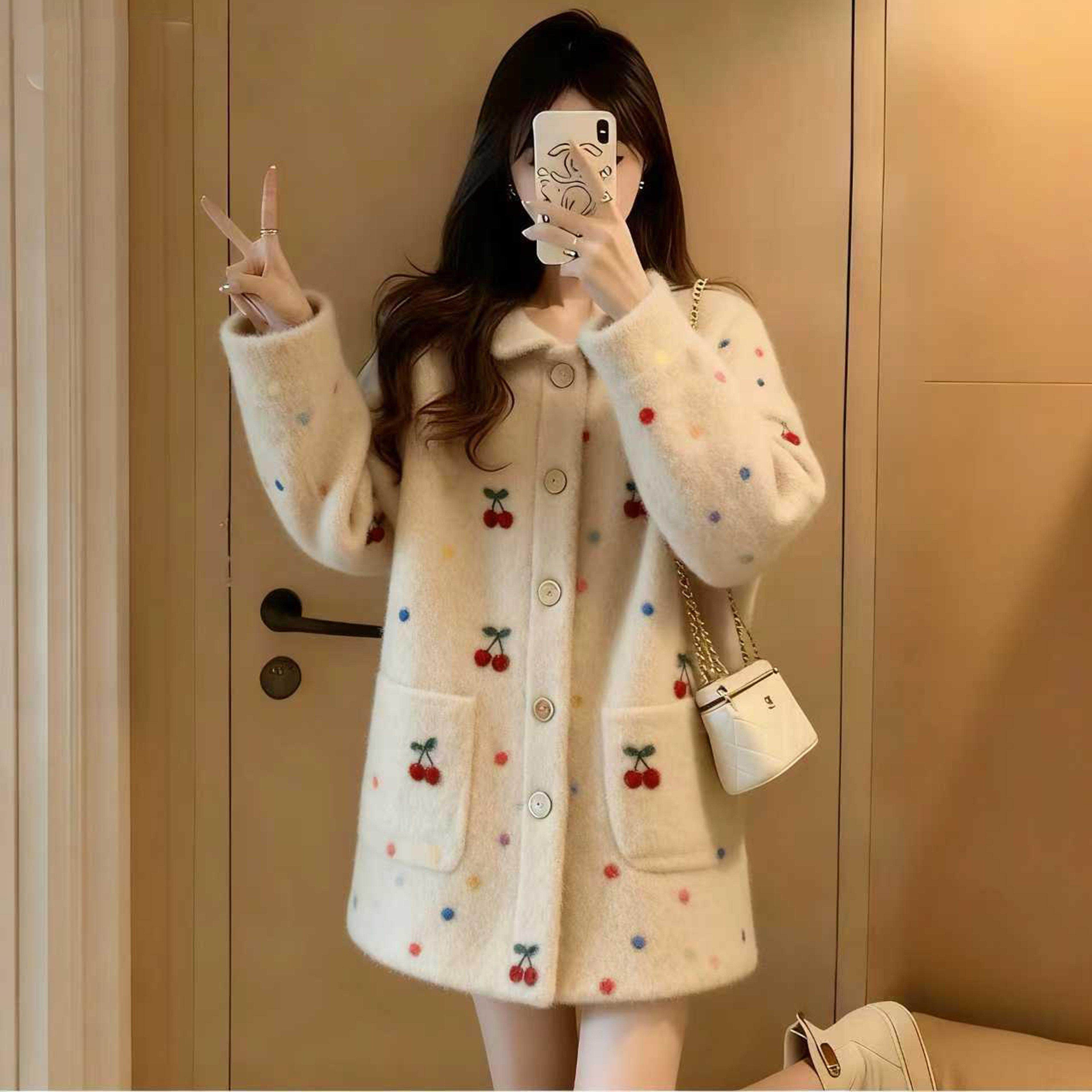 2026新款樱桃刺绣毛呢外套女中长款开衫通勤气质童趣风,淘宝优惠券,粉丝福利购,淘宝优惠卷