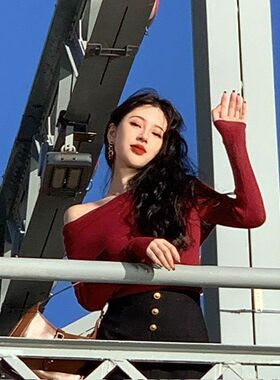 法式一字领露肩红色毛衣打底衫女秋冬设计感小众洋气内搭针织上衣