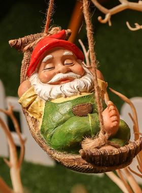 现货荡秋千吊床翘腿侏儒人雕像树脂吊件花园树林庭院秋千矮人挂件