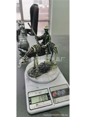 万圣节骷髅马拿枪装饰品摆件创意万圣节摆件长枪骷髅马设计