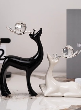 鹿映水晶辉，氛围别样妙