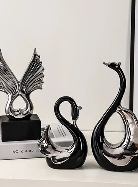 天鹅映银辉，氛围别样美