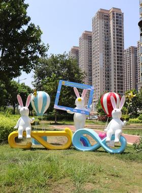 户外卡通兔子座椅雕塑商场店铺门口游乐园热气球装饰动物落地摆件