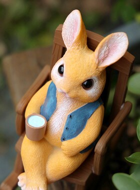 岁月静好喝咖啡坐摇椅赏风景的兔兔可爱悠闲餐厅庭院桌面装饰摆件