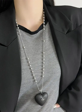 黑色十字架爱心吊坠项链女轻奢高级感珍珠毛衣链长款秋冬百搭配饰