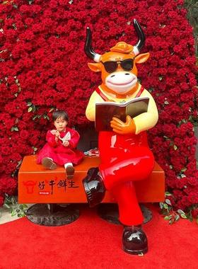 大型玻璃钢看书牛雕塑汉堡牛模型商场烤肉牛排火锅店门口引流摆件