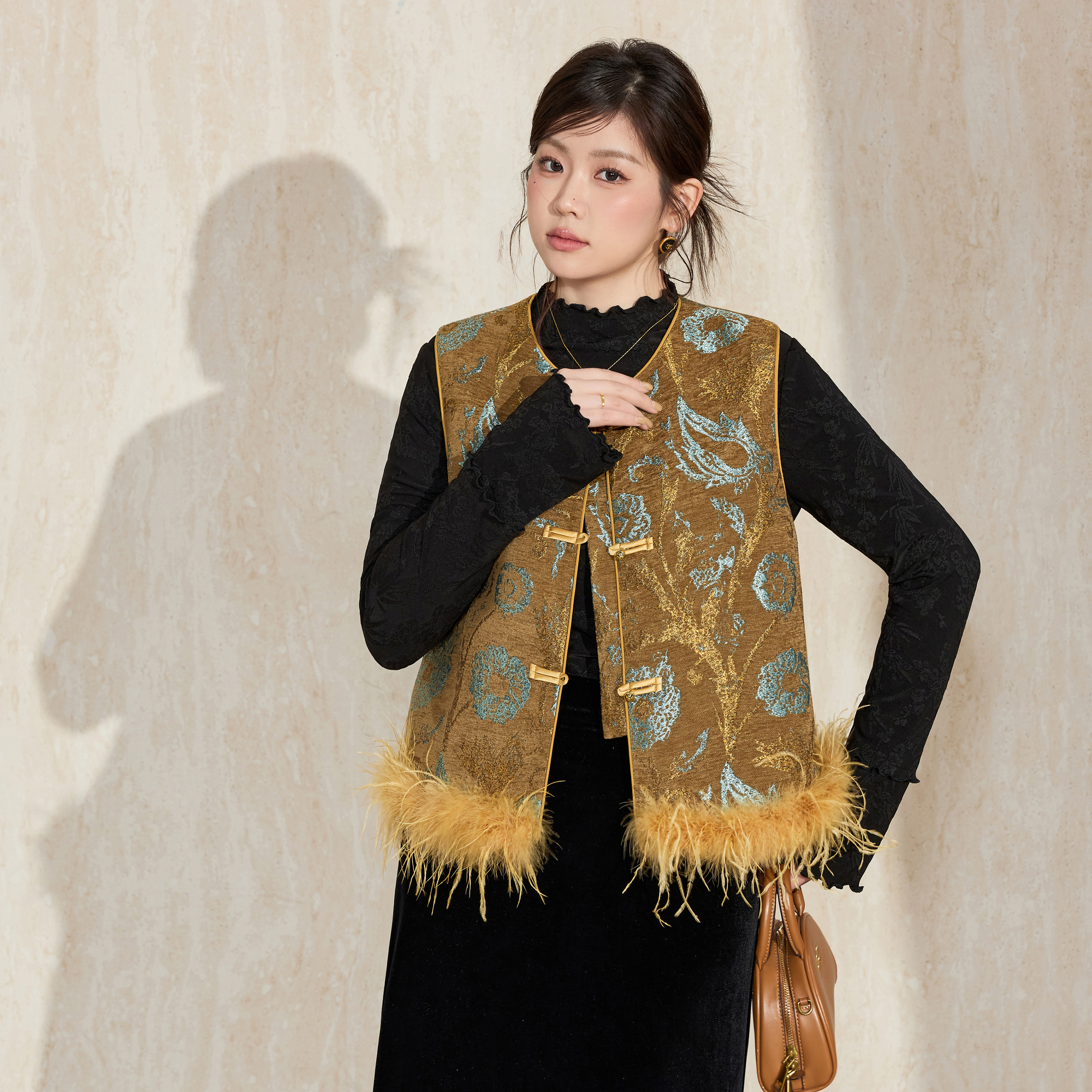 蓝语大码新中式提花鸵鸟毛马甲高领修身针织衫丝绒鱼尾半身裙套装 - 图0