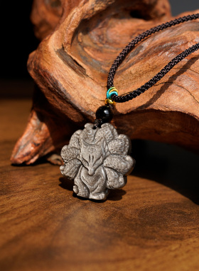 天然银耀石九尾狐吊坠