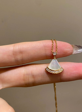 韩秀娜小裙子项链女士白贝母小号扇形吊坠红玉髓锁骨链轻奢气质款