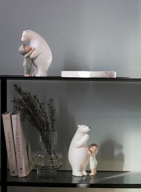 北极熊抱小女孩摆件现代家居软装样板房间卧室儿童房卡通动物摆设