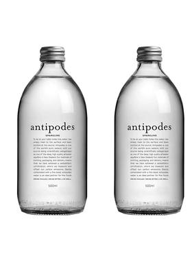 现代简约风样板间厨房餐桌evian进口矿泉水水晶玻璃瓶摄影酒瓶道