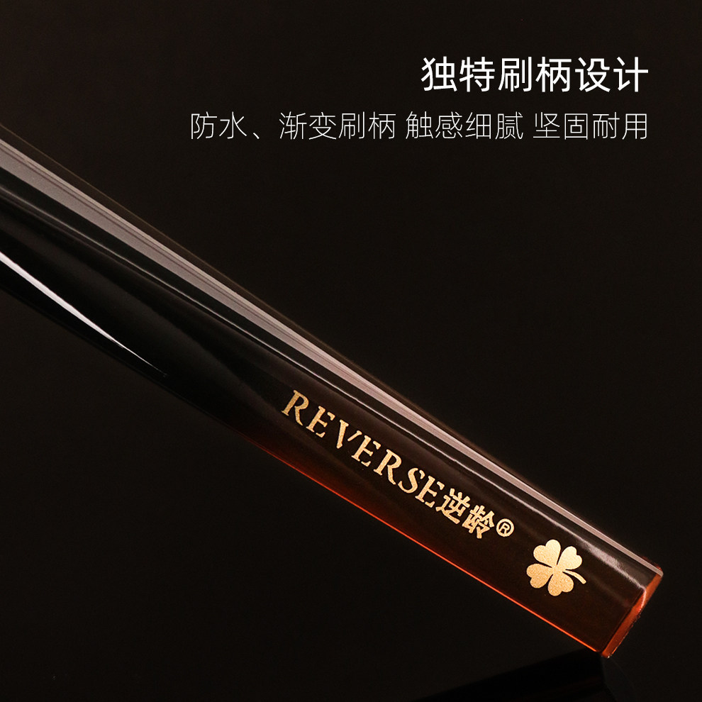 逆龄P69弯刀粉底刷扁头超薄服帖不吃粉新手无痕粉底液刷粉底刷,淘宝优惠券,粉丝福利购,淘宝优惠卷