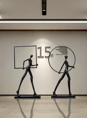 现代轻奢抽象人物摆件样板房间售楼处酒店大堂展厅大型落地雕塑