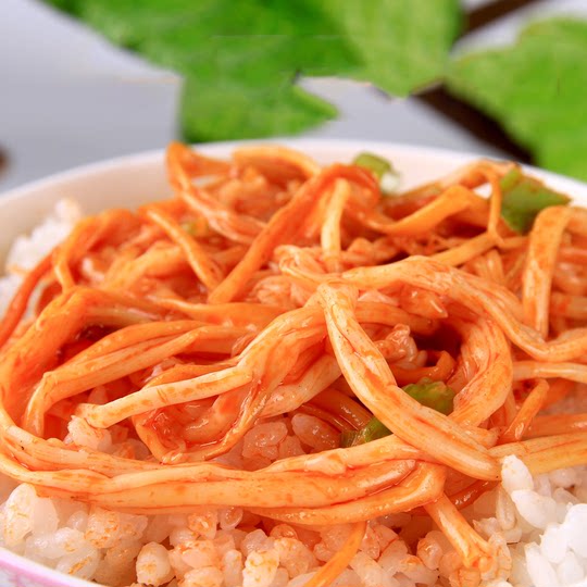 Острые грибы Эноки в больших упаковках, готовые к употреблению.