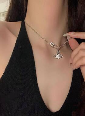 别针土星项链女潮酷辣妹锁骨链学生轻奢小众设计级生日礼物
