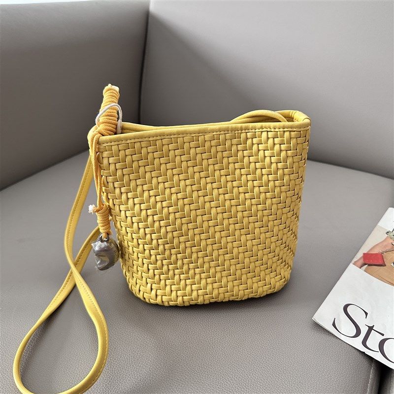 女包20a25夏季新款时髦手工编织简约百搭软面水桶包单肩斜挎休闲,淘宝优惠券,粉丝福利购,淘宝优惠卷