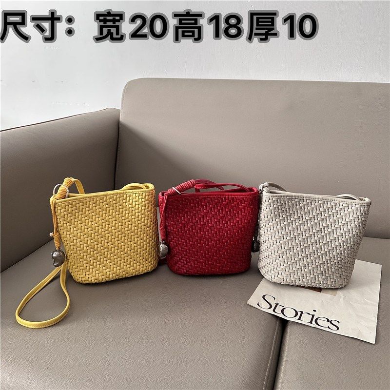 女包20a25夏季新款时髦手工编织简约百搭软面水桶包单肩斜挎休闲,淘宝优惠券,粉丝福利购,淘宝优惠卷