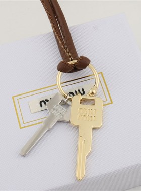 张悦儿同款棕色皮绳缪M钥匙项链女2024新爆款吊坠毛衣链卫衣配饰