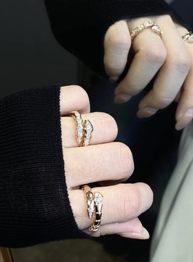 明星同款18K玫瑰金灵蛇戒指女轻奢叠戴设计感蛇骨指环男情侣对戒