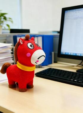 哭哭马小马摆件马年吉祥物客厅桌面新年装饰品摆件办公室创意摆件