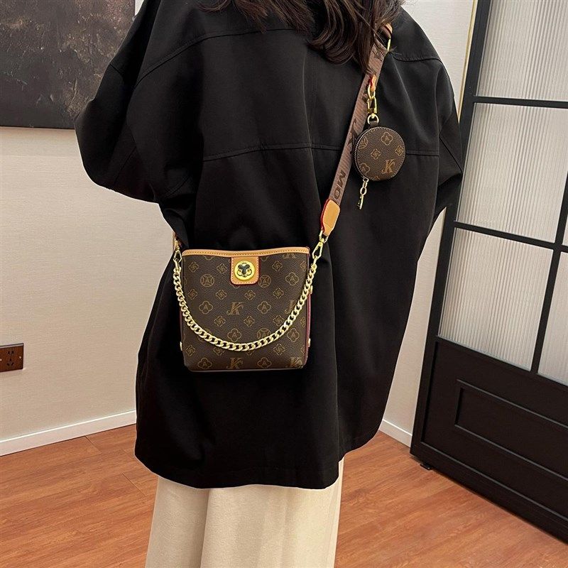 今年流行超火水桶包n女士2025新款高级感斜挎小众设计女款百搭爆,淘宝优惠券,粉丝福利购,淘宝优惠卷