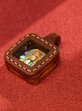 手绘唐卡本命黄财五爷绿度母扎基拉姆皮壳随身小吊坠手绘擦擦唐卡