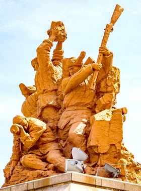 乘胜追击组雕人物铸铜玻璃钢景区场景大型室内雕塑艺术定制摆件