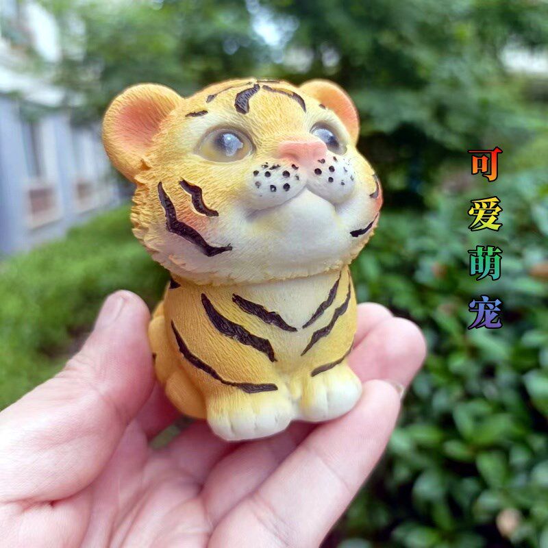 Cute tiger holds wealth, color-changing tea i pet ornaments, high-quality tea tray, high-end tea set accessories, fortune-making tea table tea
