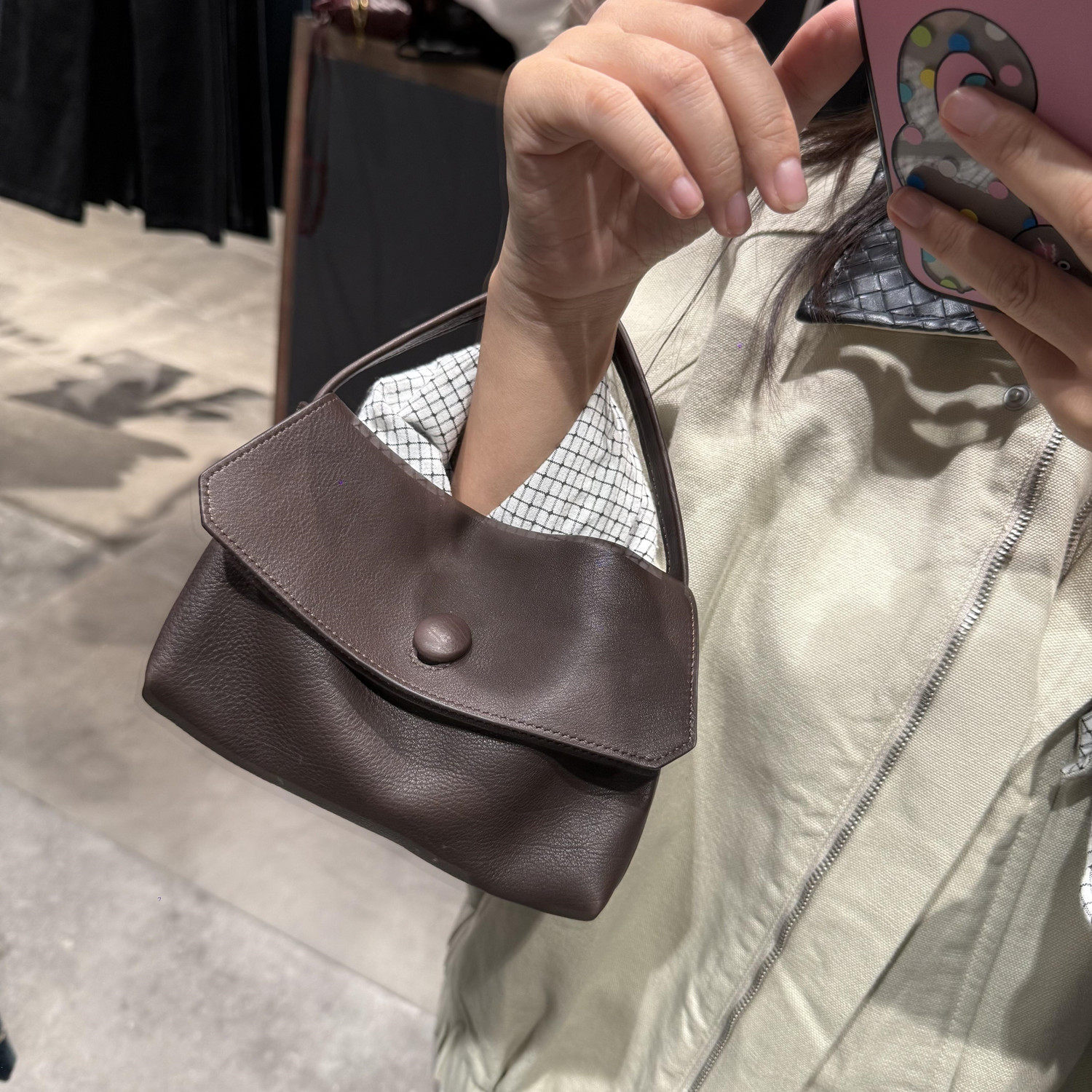 极简风saly纽扣手提包进口小胎牛皮手机包遛弯包内里牛反绒小拎包,淘宝优惠券,粉丝福利购,淘宝优惠卷