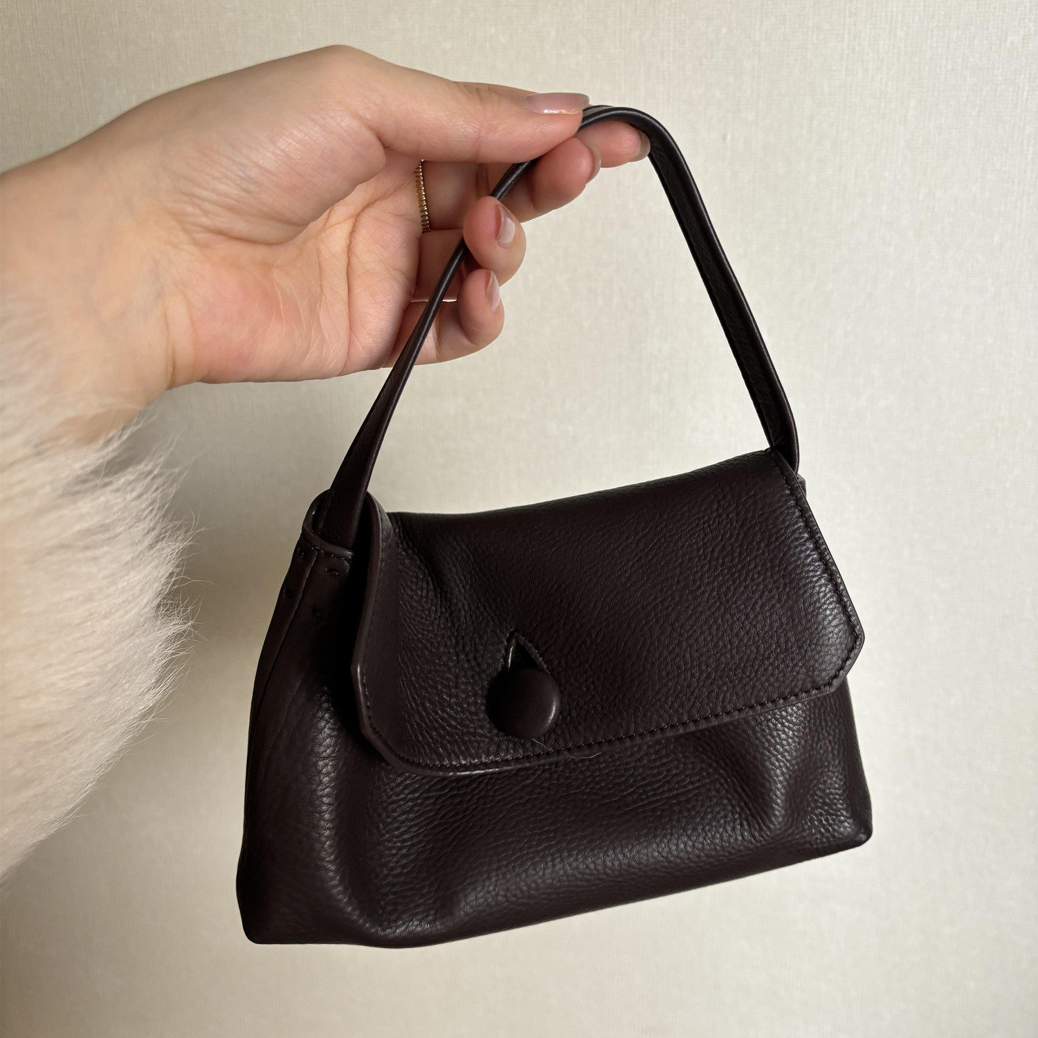 极简风saly纽扣手提包进口小胎牛皮手机包遛弯包内里牛反绒小拎包,淘宝优惠券,粉丝福利购,淘宝优惠卷