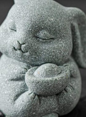 逗兽记 创意兔抱钱可爱动物桌面装饰品小摆件青砂石茶宠鱼缸造景