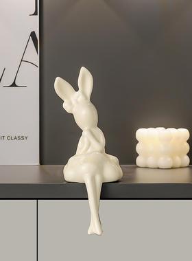 高级感兔子坐姿小摆件轻奢高档软装家居客厅电视柜酒柜桌面装饰品