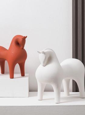 简约红马陶瓷摆件北欧轻奢抽象创意家居样板房办公室客厅玄关饰品