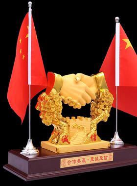 合作共赢摆件诚信握手新公司办公桌会议室高端大气招财红旗装饰品