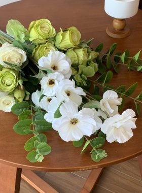 绿玫瑰蝴蝶花白芙蓉白绿色花束