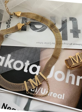 新款轻奢气质金色钛钢字母锁骨链