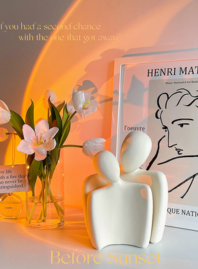 北欧简约创意情侣拥抱陶瓷摆件客厅电视柜玄关家居样板房装饰雕塑