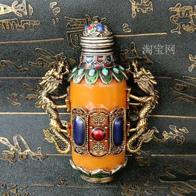 Antiques and miscellaneous retro collections from the Republic of China, old Tibetan silver smoking sets with spoons, Shuanglong snuff bottles and smoking sets, exquisite gifts