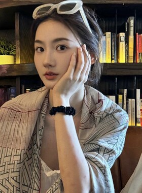【两马织情】秋冬新款女t士围巾双面印花素描红配色大三角巾披肩