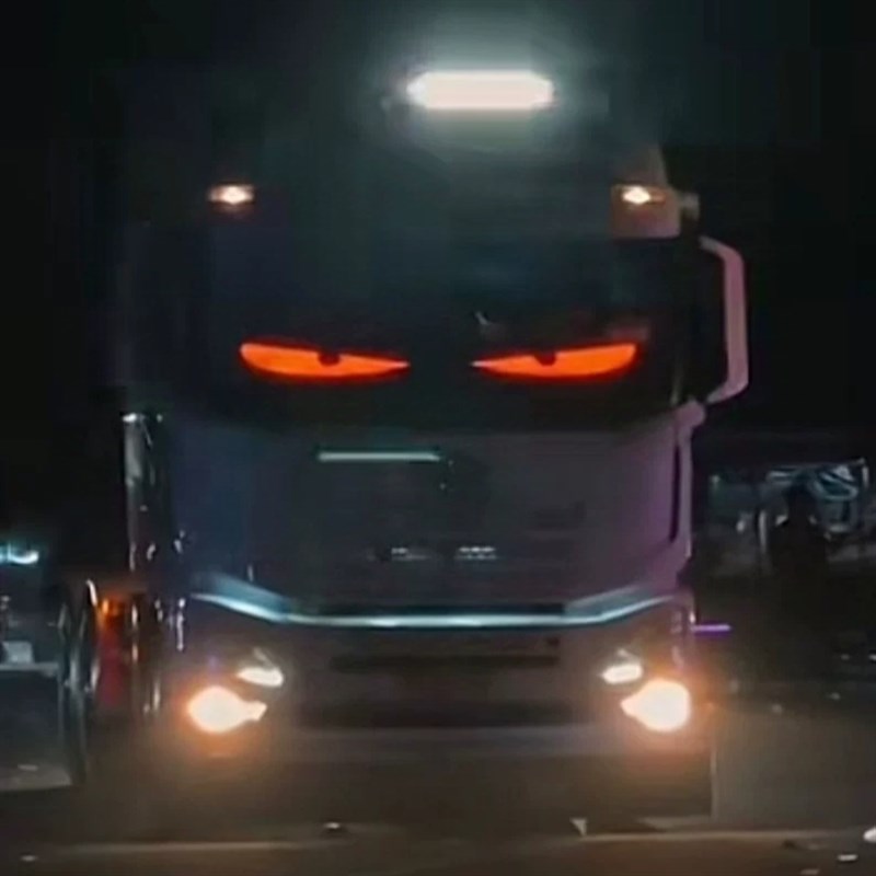 大货车恶魔之眼汽车灯货车挂车玻璃led灯柔性显示屏全彩智能车贴 - 图0