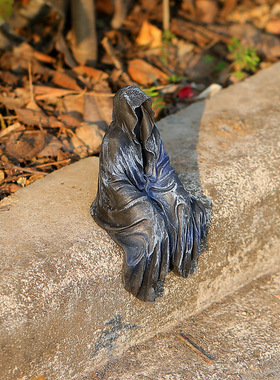 哥特暗黑风克苏鲁恶魔黑袍修士神像撒旦坐姿雕塑树脂摆件装饰雕像