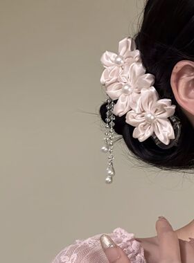 新中式缎面花朵流苏珍珠鸭嘴夹