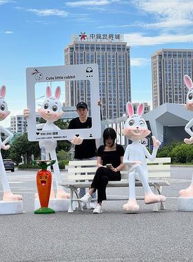 大型卡通兔子摆件玻璃纤维雕塑户外景观网红打卡拍照商场美陈装饰