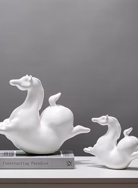 现代简约红色抽象马摆件样板间客厅办公室玄关犀牛飞马动物装饰品