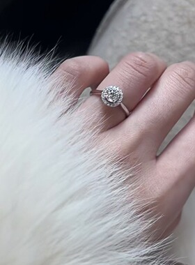 进口D色莫桑石戒指S925银光臂四爪蛋糕四爪结婚求婚送女友闺蜜