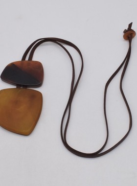 夸张不规则树脂吊坠皮绳项链长款