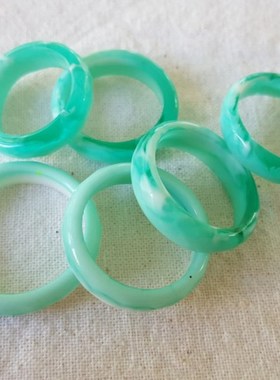 白色和水色刻面树脂堆叠戒指绿松石白色树脂戒指