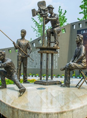 情侣拍照玻璃钢雕塑爱情主题合影拍摄人物铜雕步行街商业街景观