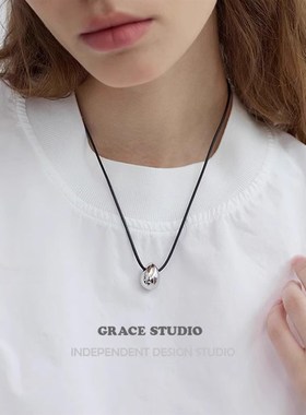 水滴金属吊坠黑色皮绳项链女款2024新款极简冷淡风长款毛衣链配饰