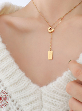 韩版风时尚创意别针字母方牌毛衣链冬季新款镀18金项链百搭饰品女